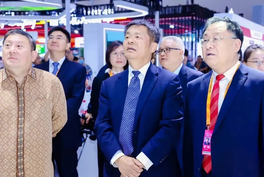 人社部副部長(zhǎng)吳秀章一行參觀服貿(mào)會(huì)中智展區(qū)，中智在2024中國(guó)人力資源管理發(fā)展論壇上榮獲多項(xiàng)大獎(jiǎng)